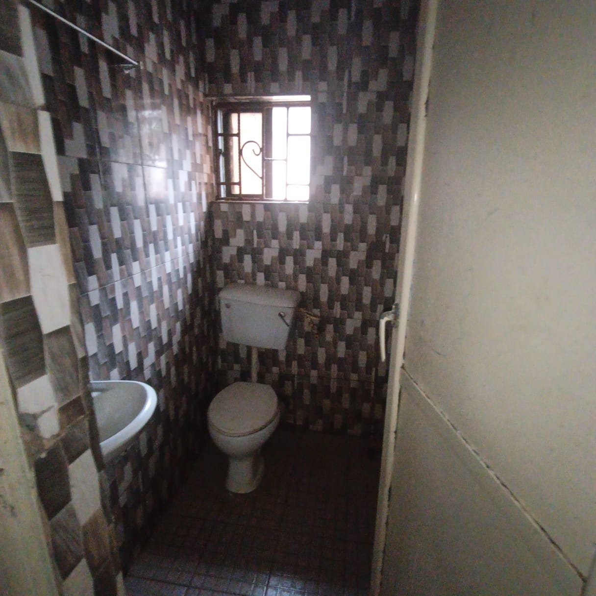 Spacious 3 Bedroom Flat With 3 Toilets property image