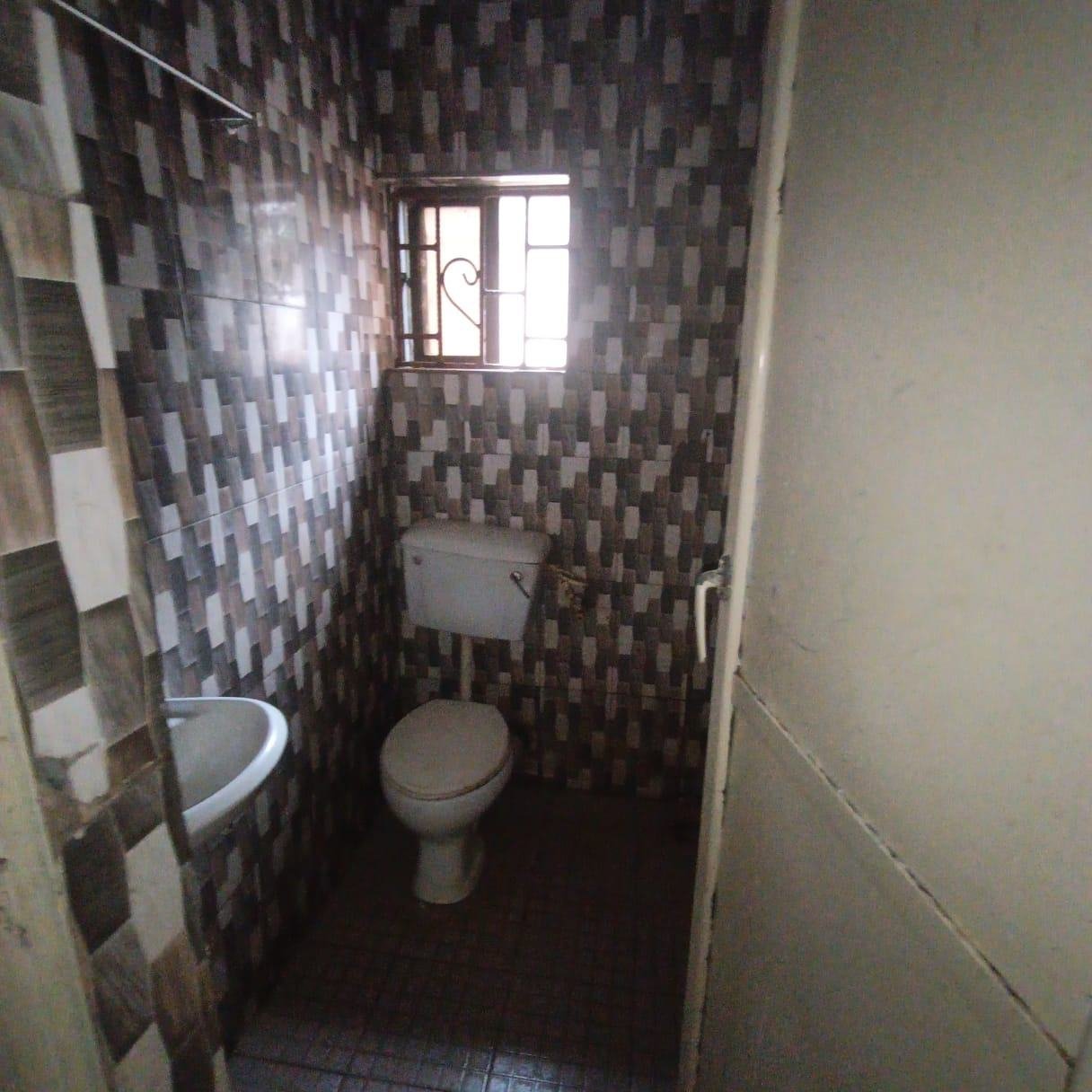 Spacious 3 Bedroom Flat En Suite for Rent in Alafia Estate, Asese property image
