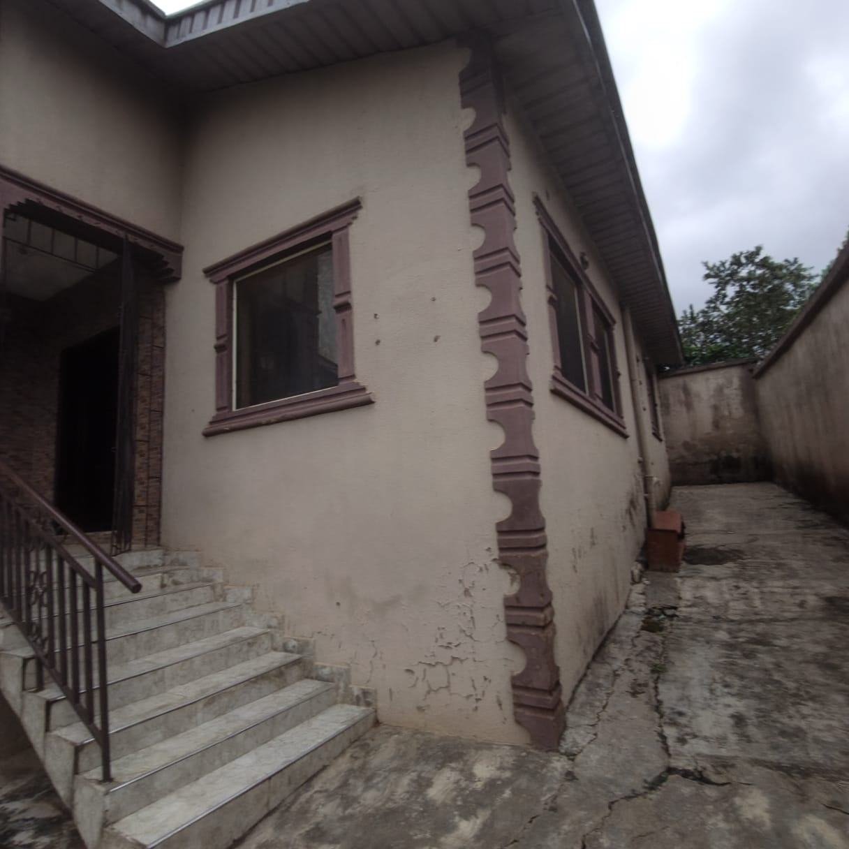 Spacious 3 Bedroom Flat En Suite for Rent in Alafia Estate, Asese property image