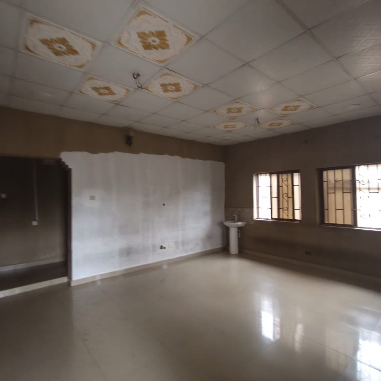 Spacious 3 Bedroom Flat En Suite for Rent in Alafia Estate, Asese property image
