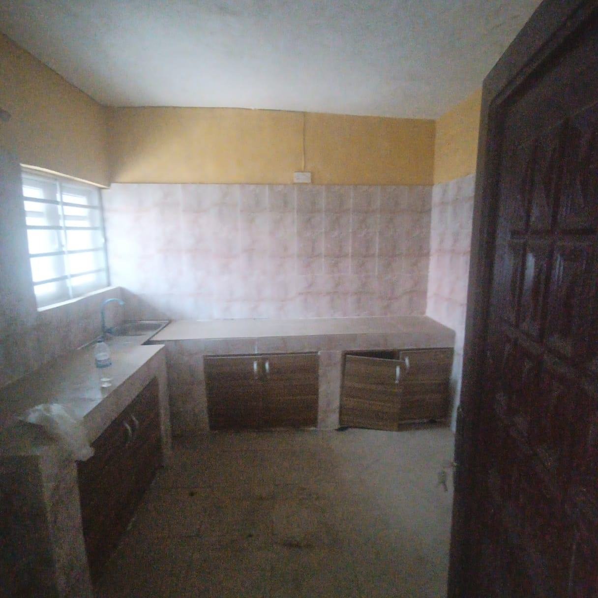 3 bedroom flat with 3 toilets downstairs property image