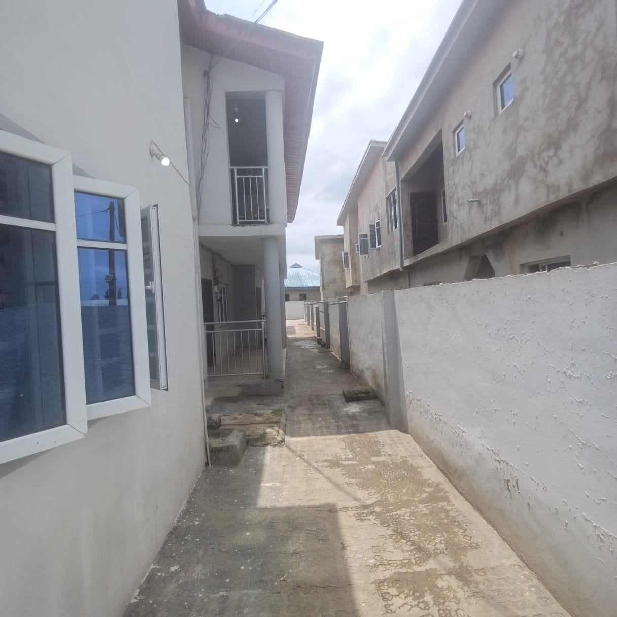 3 bedroom flat with 3 toilets downstairs property image