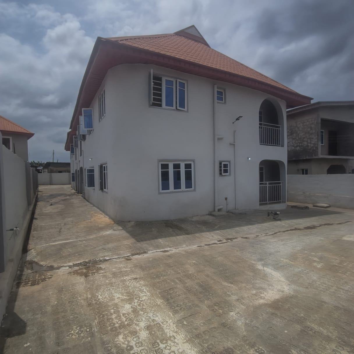 3 bedroom flat with 3 toilets downstairs property image