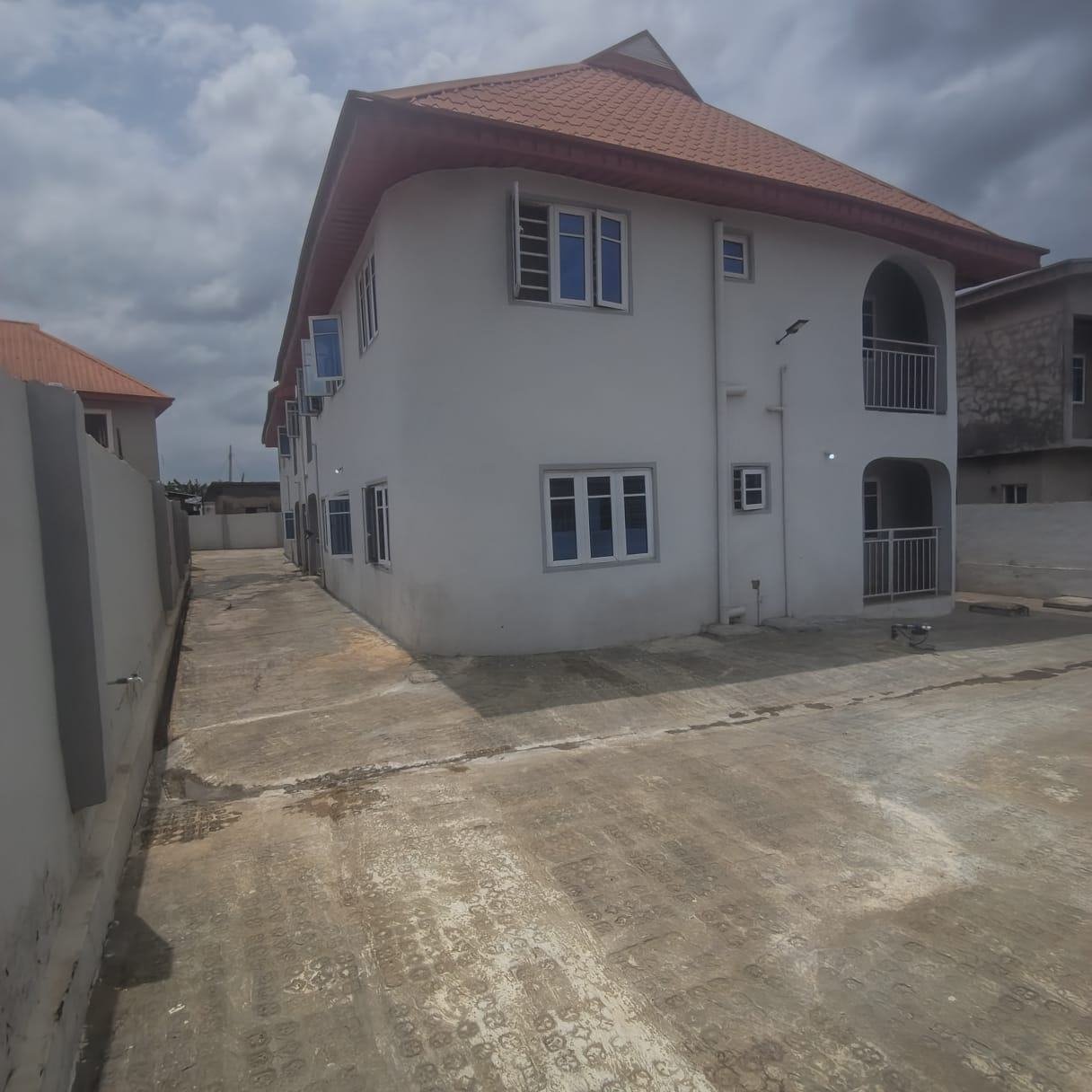 3 bedroom flat with 3 toilets downstairs property image