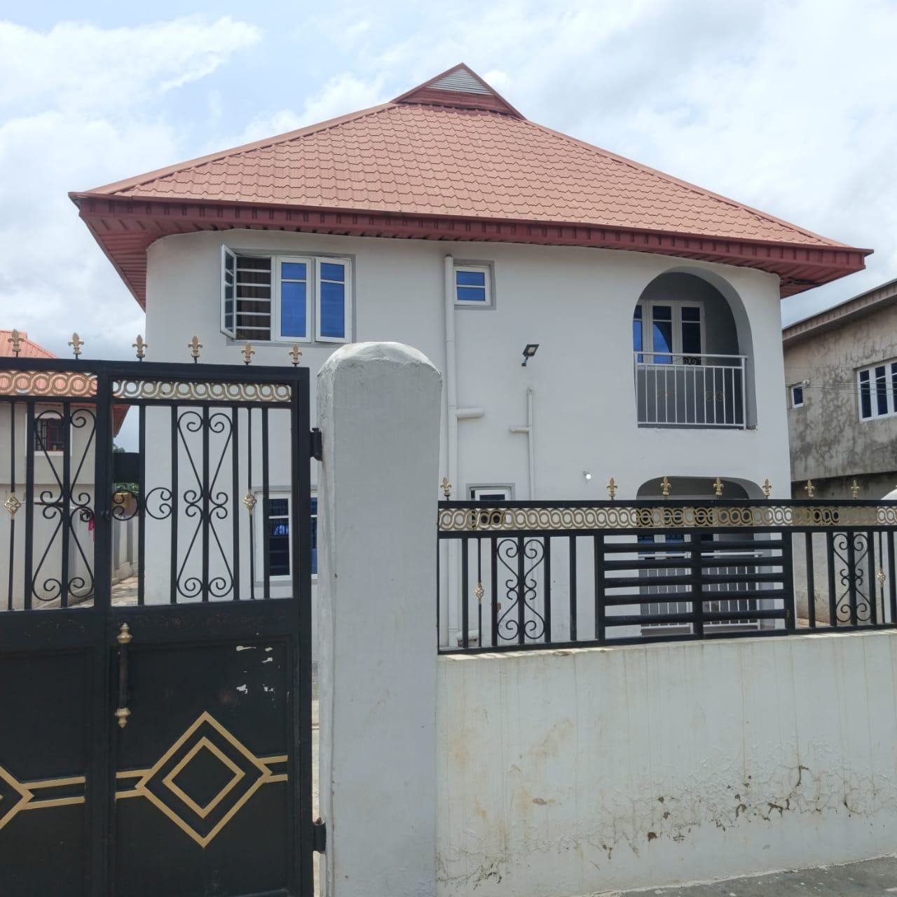 3 bedroom flat with 3 toilets downstairs