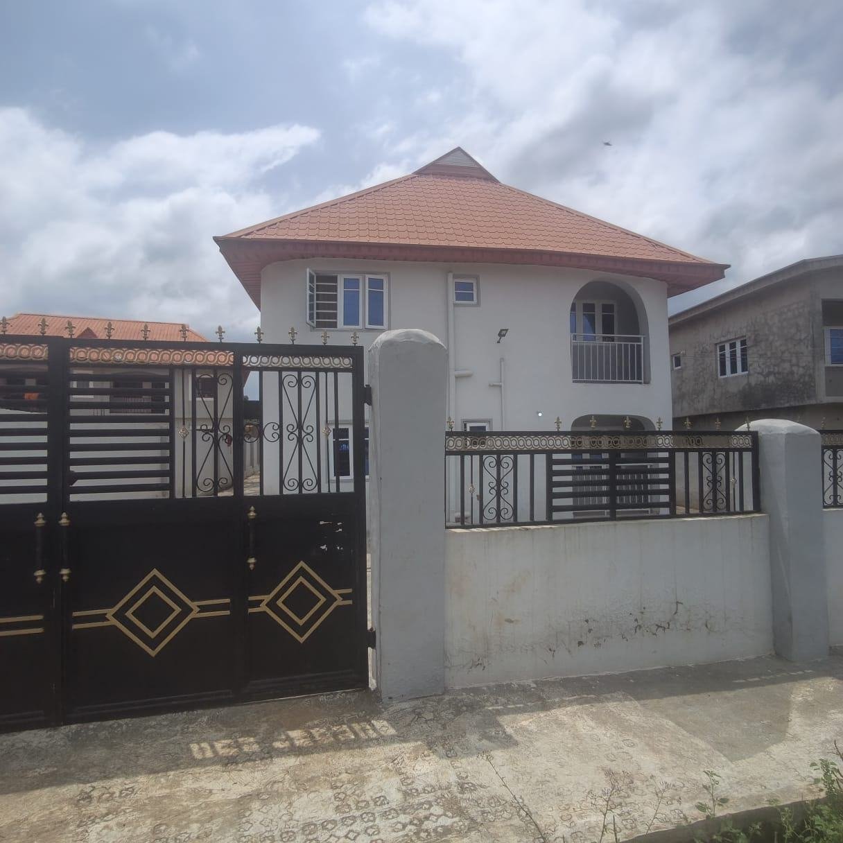 3 bedroom flat with 3 toilets downstairs property image